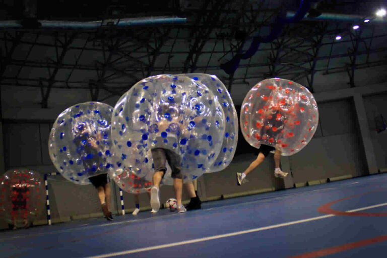 Gracze w dmuchanych kulach podczas meczu bubble football