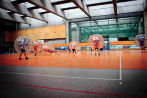 Mecz bubble football w Com Com Zone w Krakowie